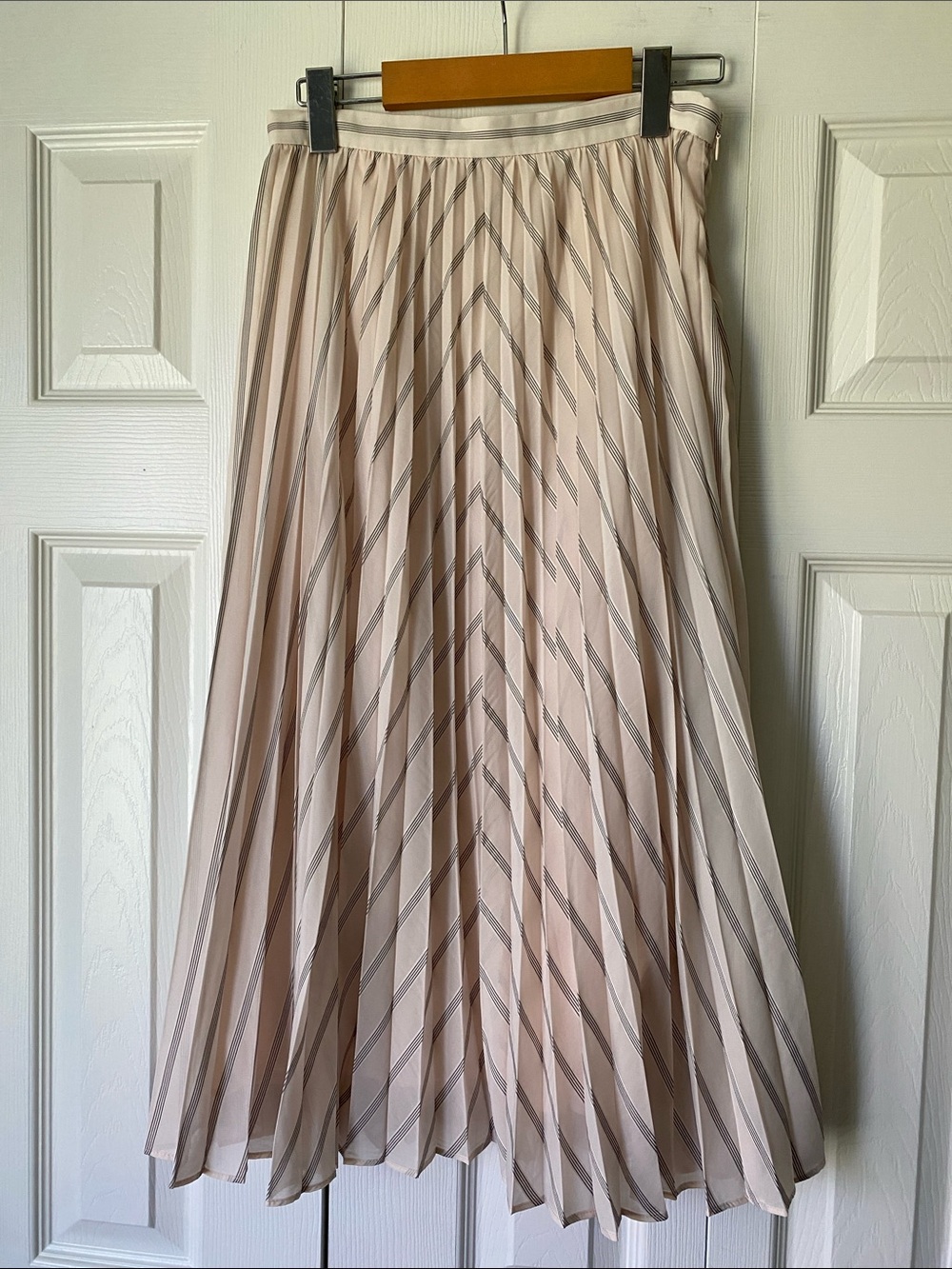 Banana Republic Pleated Midi Skirt in Light Pink (Blush) and Black Stripe Size 0